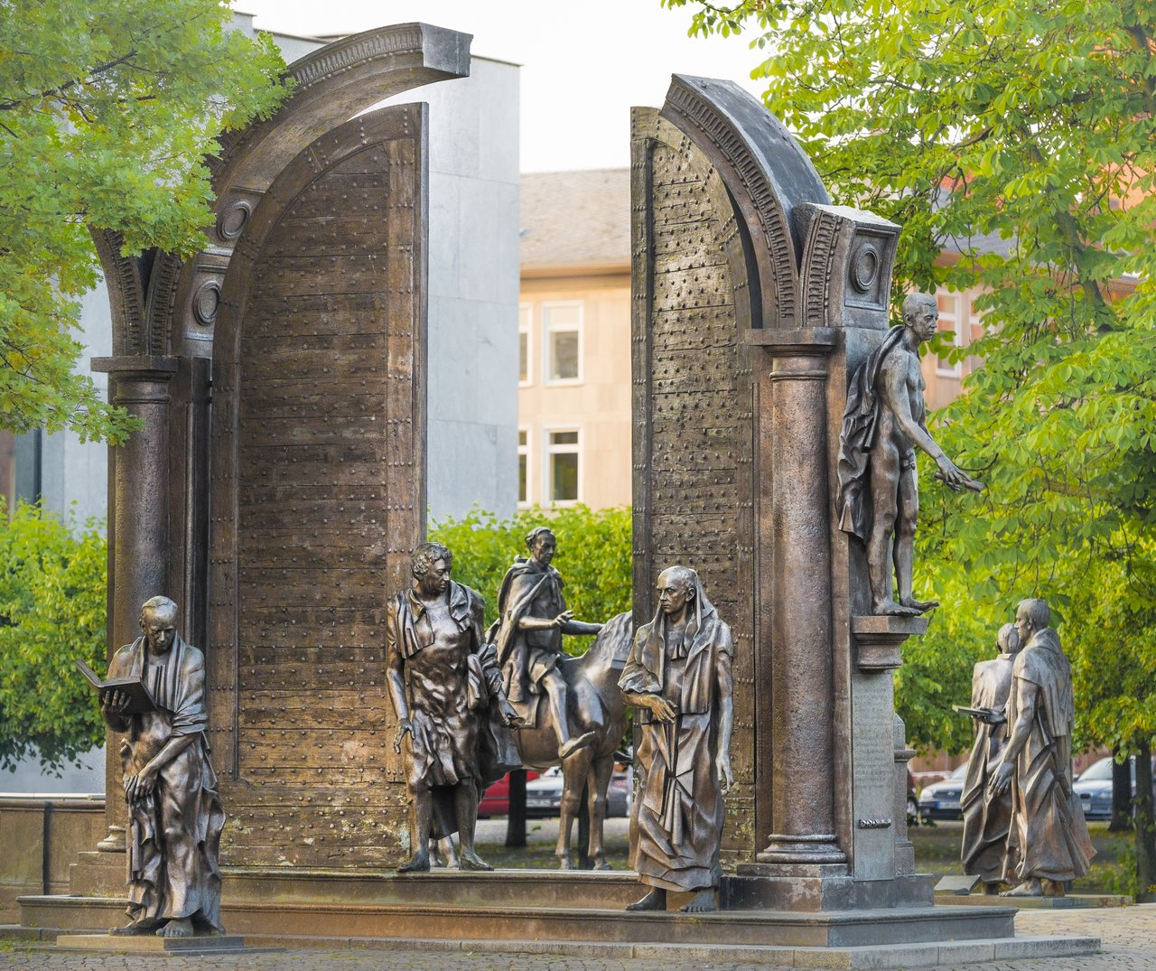 Bronzedenkmal "Die Göttinger Sieben" vor dem Plenarsaalgebäude