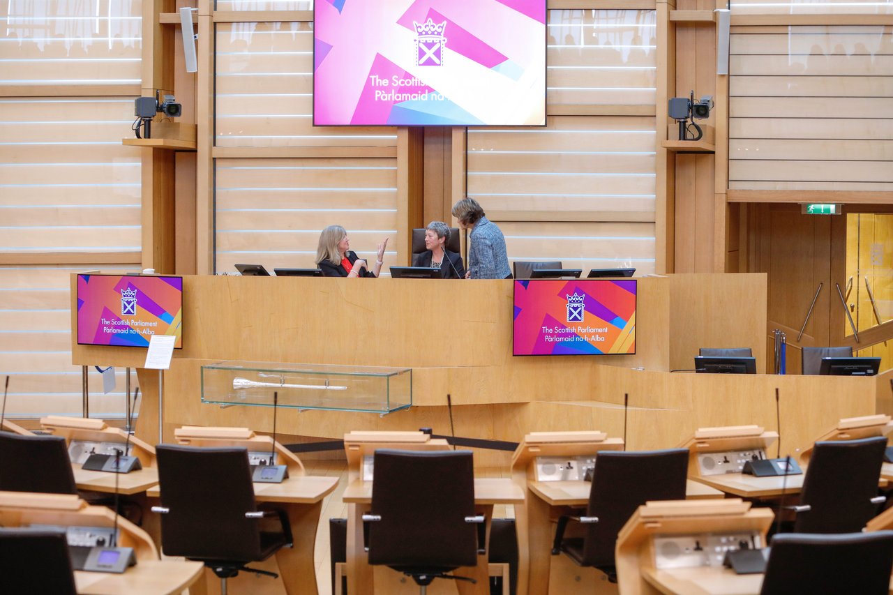 Presiding Officer Johnstone zeigt der niedersächsischen Landtagspräsidentin den Plenarsaal des schottischen Parlaments.