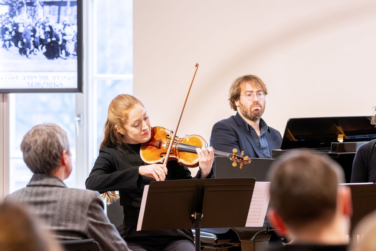 Musikerinnen und Musiker an der Geige und am Klavier.