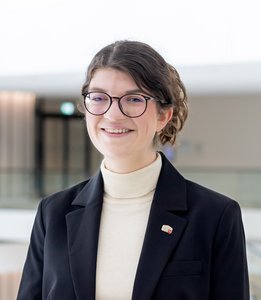 Portraitfoto der Landtagslotsin Anna Büch