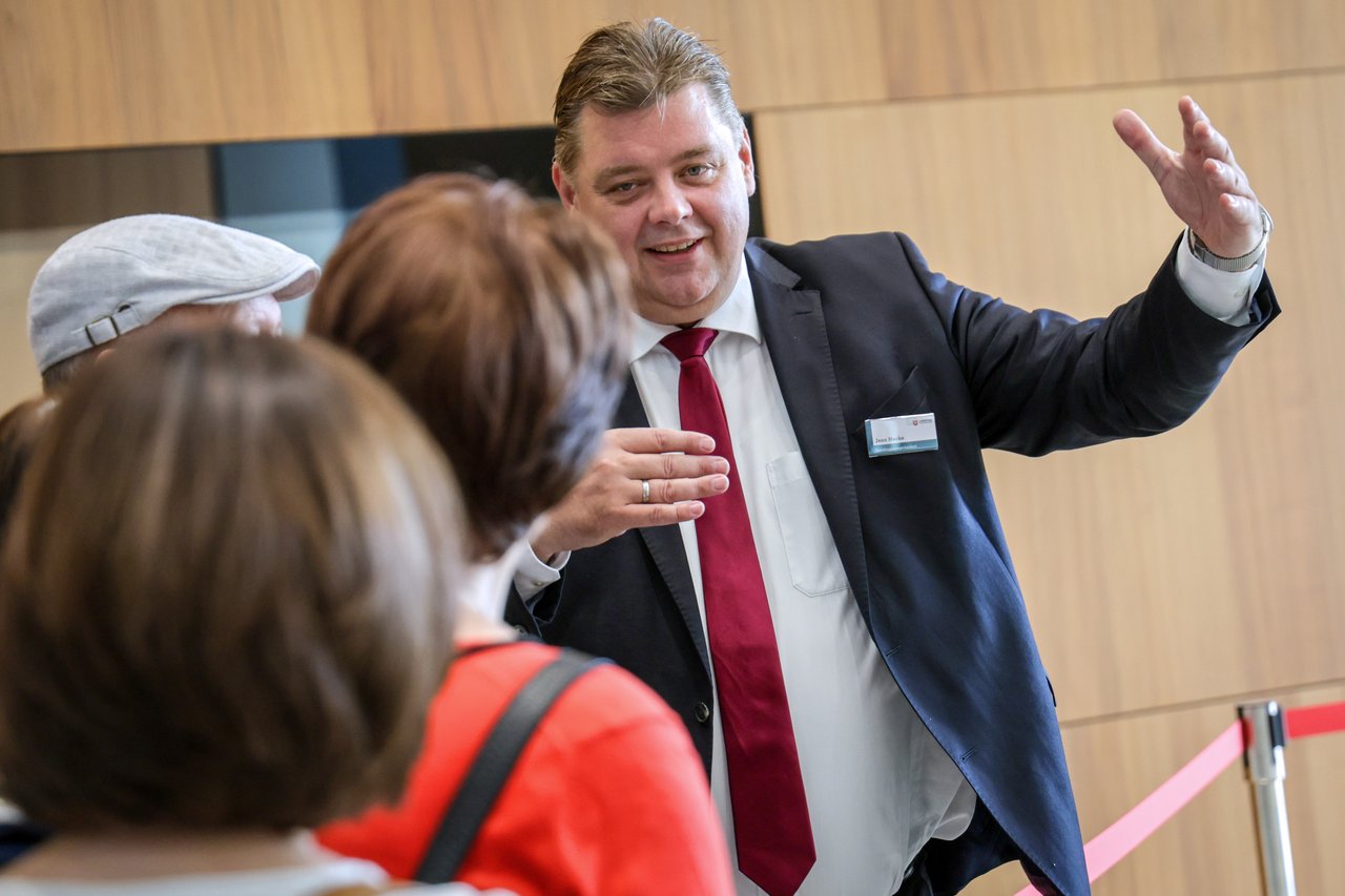 Landtagsvizepräsident Jens Nacke mit einigen Besucherinnen und Besuchern