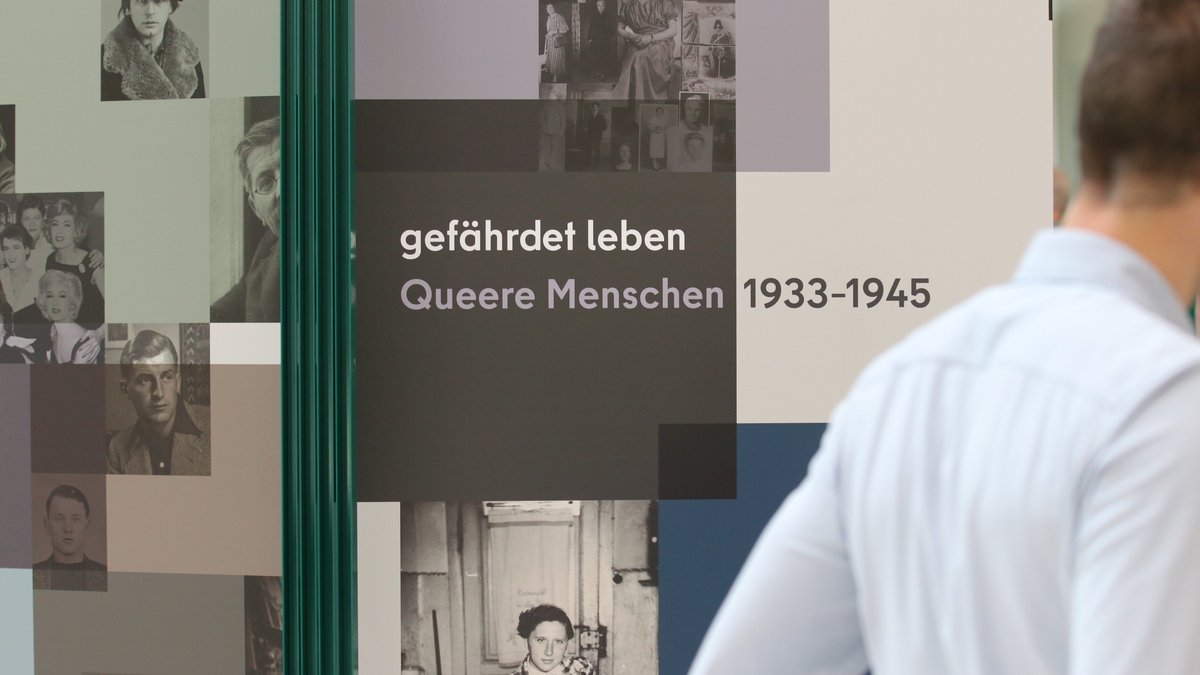 Ausstellung "Gefährdet leben. Queere Menschen 1933–1945" in der Portikushalle.