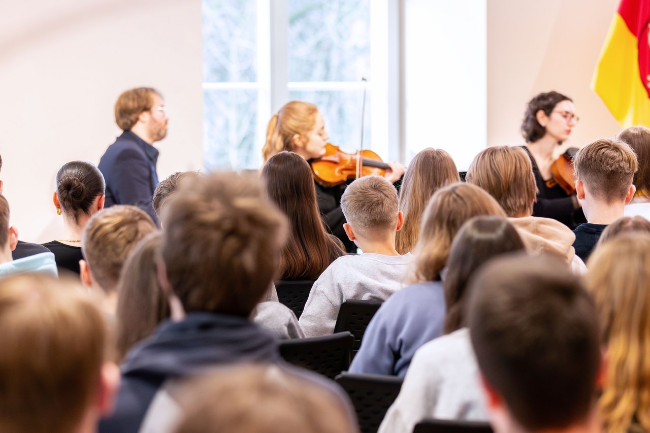 Das Publikum vor den Musizierenden.