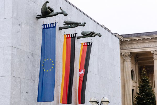 Fahnenträger am Plenarsaal "Sonnenwind - Regenwind - Sturmwind" von Jürgen Weber mit Beflaggung zur Plenarsitzung.