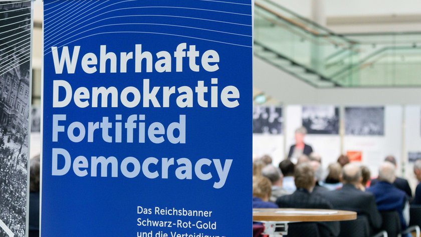 Ausstellungsbanner "Wehrhafte Demokratie" in der Portikushalle.