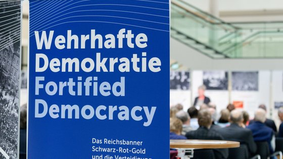 Ausstellungsbanner "Wehrhafte Demokratie" in der Portikushalle.