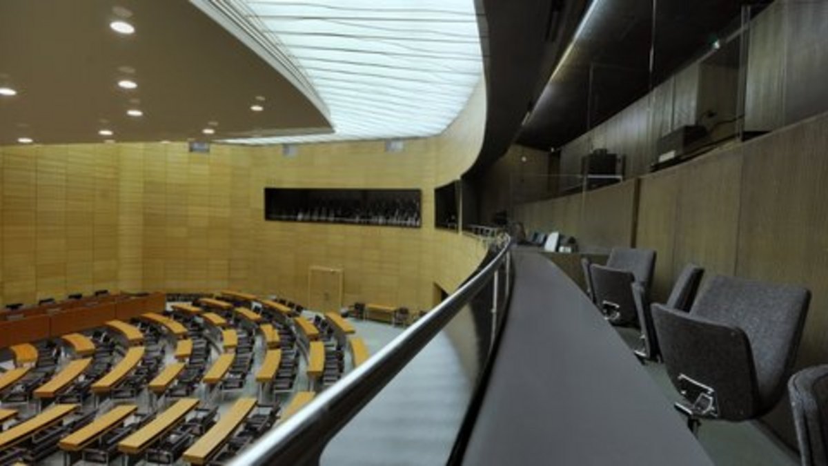 Click opens a magnified version in an overlay. Click ESC to close the overlay. View of the press gallery and plenary hall