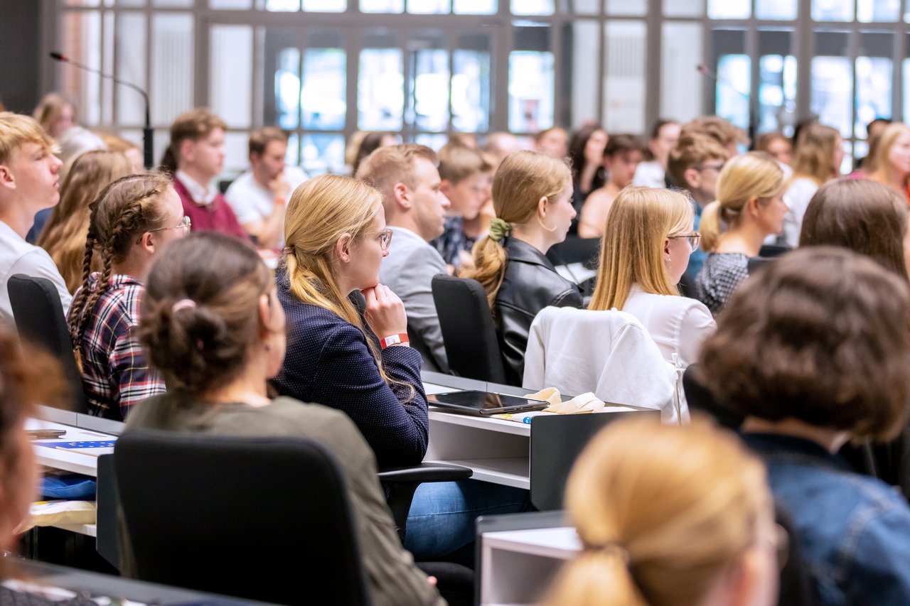 Schülerinnen und Schüler im Forum des Landtages.