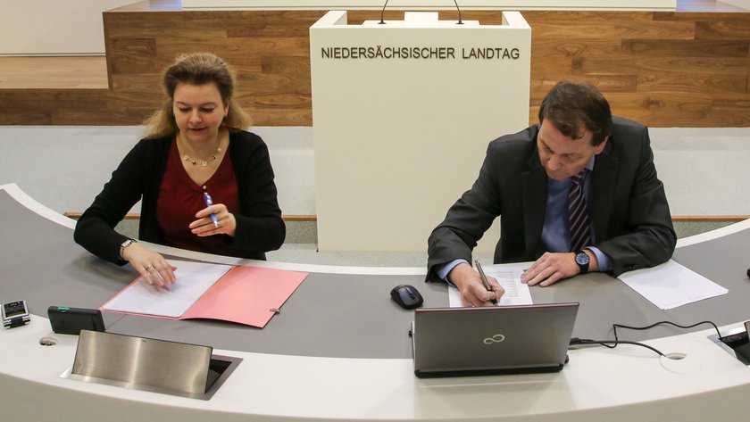 Bild: © Focke Strangmann Eine Stenografin und ein Stenograf schreiben die Rede im Plenum mit.