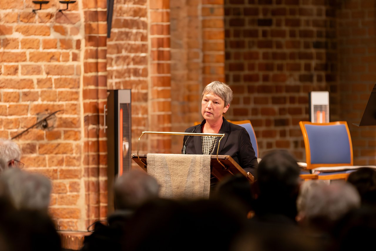 Landtagspräsidentin Hanna Naber spricht in der Marktkirche