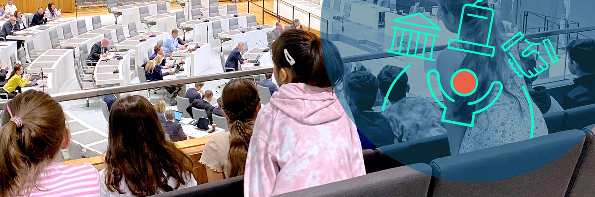 Bild: © Niedersächsischer Landtag Kinder sitzen auf der Besuchertribüne im Niedersächsischen Landtag.