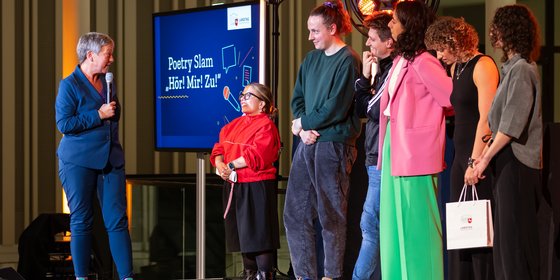 Bild: © Niedersächsischer Landtag Poetry-Slammer auf der Bühne (mit Landtagspräsidentin)