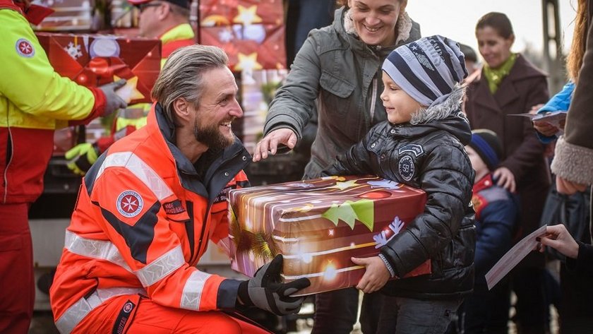 Bild: © Saskia Rosebrock/Johanniter (Weihnachtstrucker 2016) Weihnachtstrucker mit Kindern