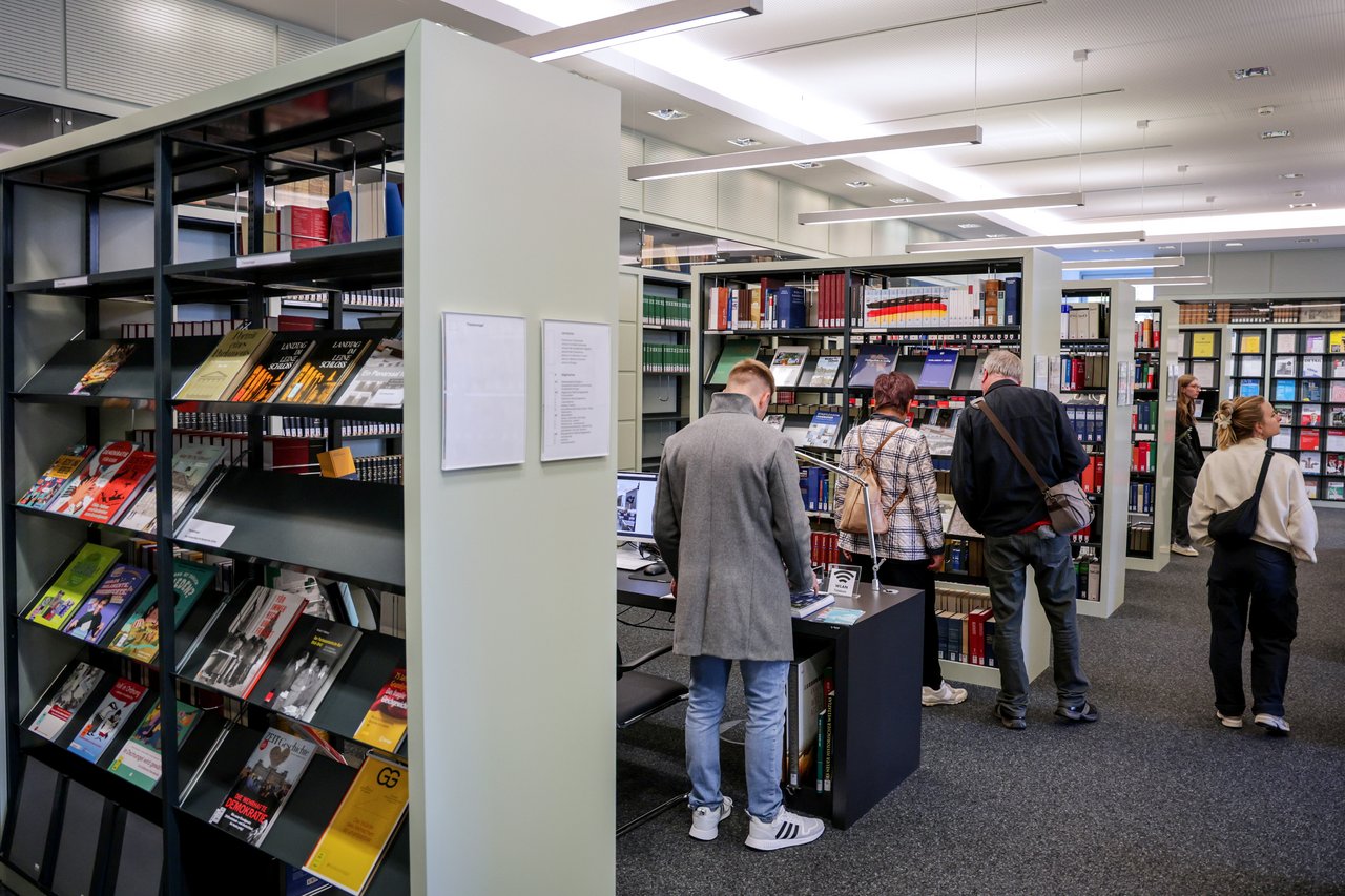 Ansicht der Landtagsbibliothek, in der sich einige Besucherinnen und Besucher aufhalten