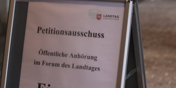 Informationstafel vor einer Ausschusssitzung