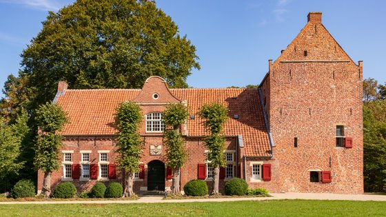 Steinhaus Bunderhee, turmartiger Backsteinbau aus dem 14. Jahrhundert und eingeschossiger Barockbau unter Verwendung älterer Bausubstanz. Bild: © Matthias Süßen Steinhaus Bunderhee, , turmartiger Backsteinbau aus dem 14. Jahrhundert