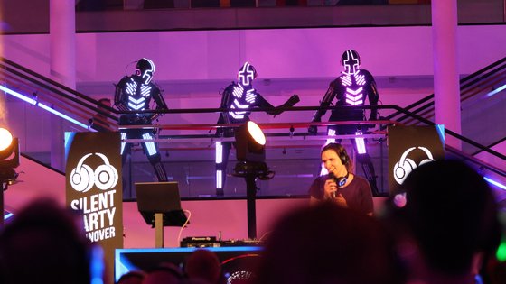 Bild: © Niedersächsischer Landtag Vorführung während der Silent Party auf der Niedersachsentreppe in der Portikushalle