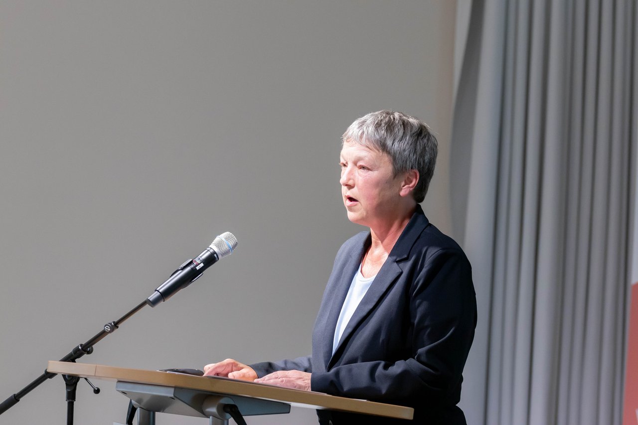 Seitliche Ansicht von Landtagspräsidentin Hanna Naber bei ihrer Begrüßungsrede am Redepult.