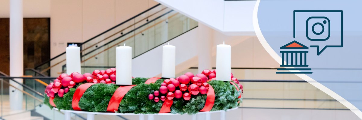 Adventskranz in der Portikushalle. In der oberen rechten Ecke eine unregelmäßige, hellblaue Form mit einem Icon des Portikus und das Instagram-Logo in einer Sprechblase.