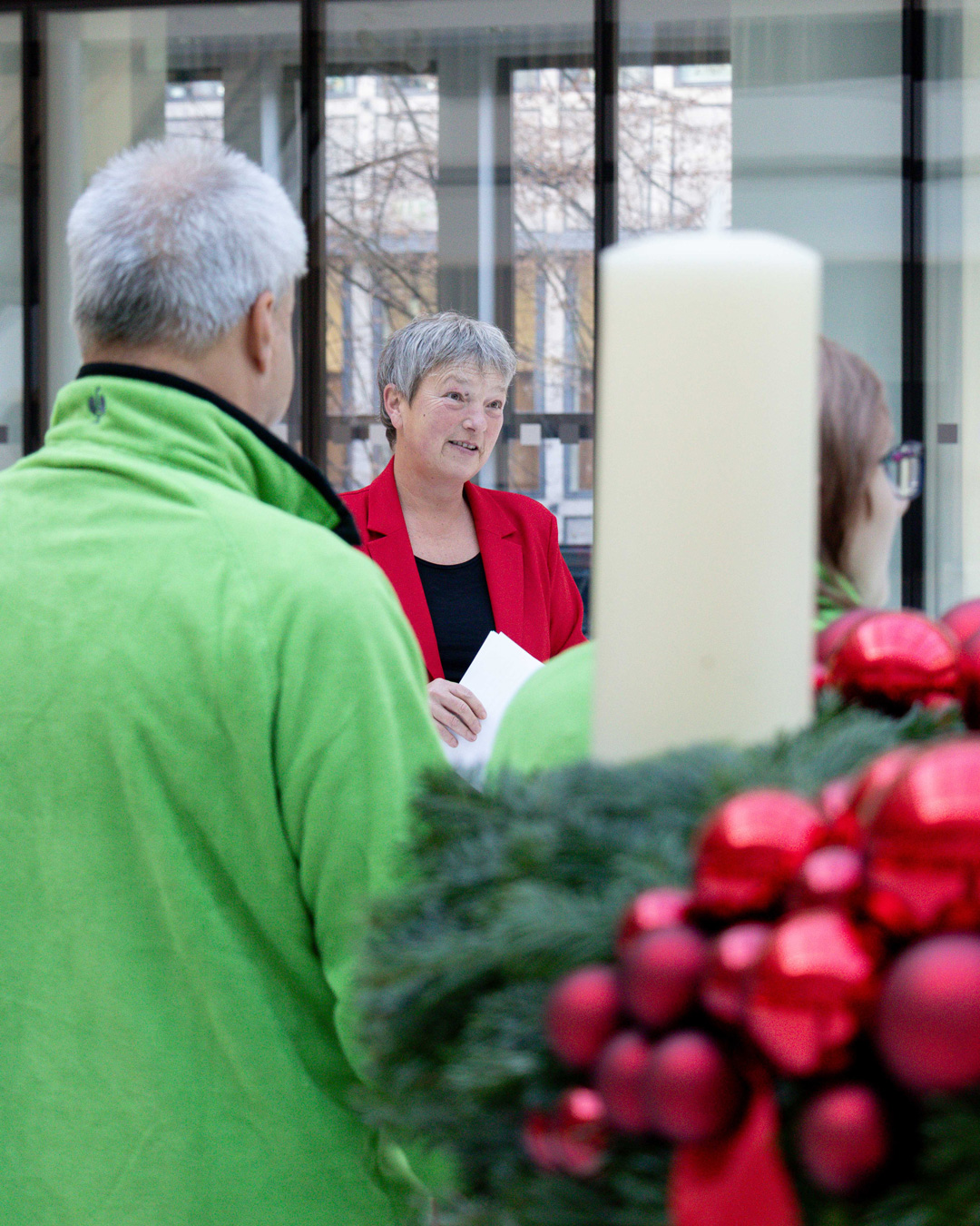 Landtagspräsidentin Hanna Naber nimmt den Adventskranz entgegen.